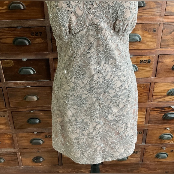 Sequenced sleeveless dress with keyhole cutouts across the chest and back - Picture 3 of 5
